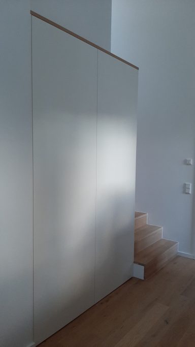 Einbauschrank – dezent integriert Ob im Wohnbereich, Schlafzimmer oder Flur, der Schrank dient als harmonischer Platzhalter für Kleidung, Bücher oder Alltagsgegenstände.