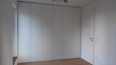 Wand als Einbauschrank Einbauschrank mit raumhohen Fronten – Weiß & Holz kombiniert