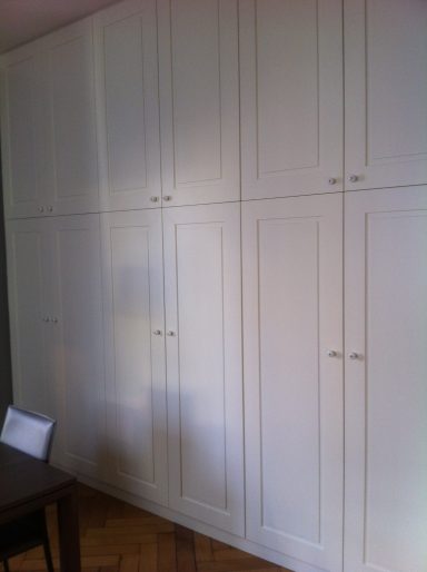 Rahmen- und Kassettenoptik für einen stilvollen, klassischen Look Rahmen- und Kassettenfronten unterstreichen den traditionellen Stil und verleihen dem Möbelstück eine zeitlose Ästhetik.