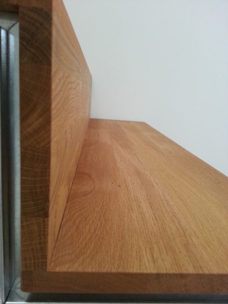 Treppenauftritt und Treppenschürze aus Holz Durchlaufende Holzstufen