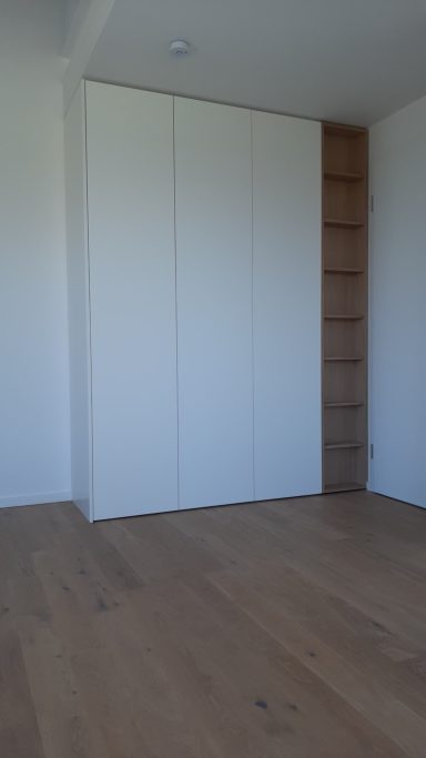 Raumhoher Einbauschrank Dieser Einbauschrank überzeugt durch klare Formensprache und Funktion – eine zeitlose Lösung für stilvollen Stauraum mit Charakter