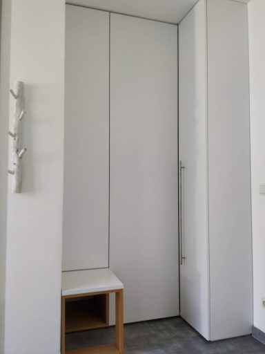 Garderobe in Nische mit Sitzbank und Stauraum Diese maßgeschneiderte Garderobenlösung nutzt vorhandene Nischen optimal aus und verbindet Ästhetik mit Funktionalität.
