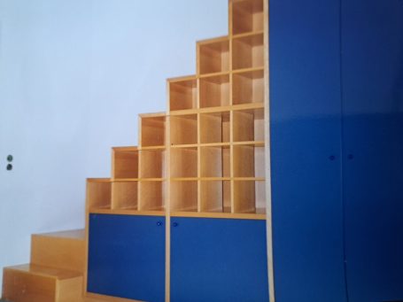 Schrank mit Stufen Treppenschrank