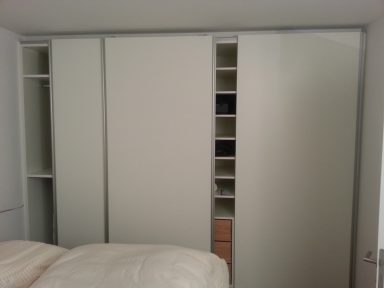 Schiebetürschrank Schlafzimmerschrank mit raumhohen Schiebefronten und Innenausstattung aus Holz