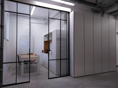 Homeoffice-Arbeitsplatz Wandschränke & Einbaumöbel mit integrierter Arbeitsnische und Raumtrenner