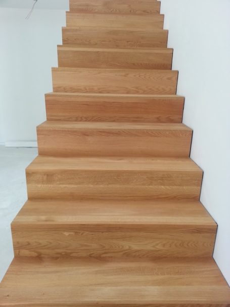 Holzstufen in Eiche geölt Durchlaufende Holzoberfläche