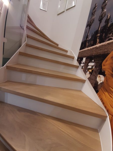 Holzstufen Gewendelte Treppenstufen