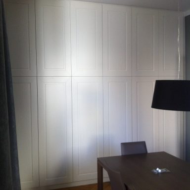 Wandschrank mit Holzfronten Wandschrank mit Rahmen- und Kassettenfronten – Weiß lackiert