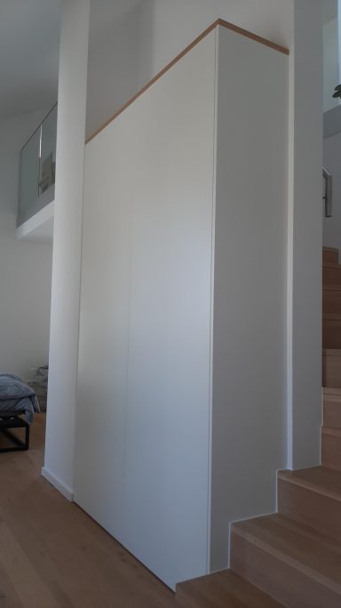 Einbauschrank – maximal funktional Dieser maßgefertigte Einbauschrank fügt sich nahtlos und zurückhaltend in die bestehende Architektur ein.